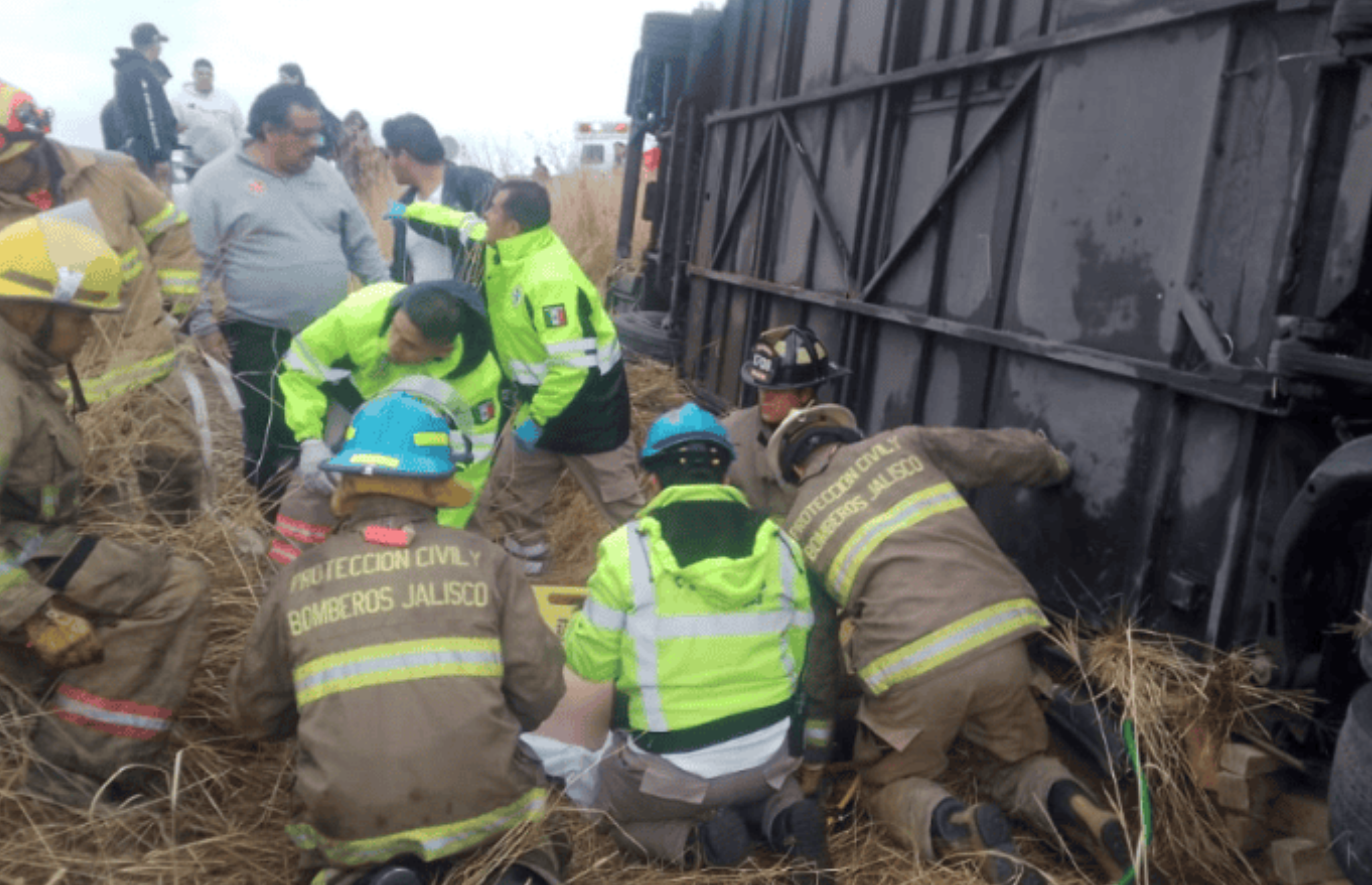 Volcadura de camión de pasajeros en Lagos de Moreno deja un muerto